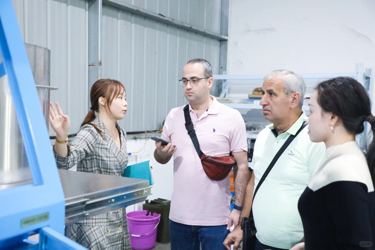 Müştərilər, əməkdaşlıq üçün yeni imkanları araşdırmaq üçün LED işıq zolaq fabrikinə baş çəkirlər